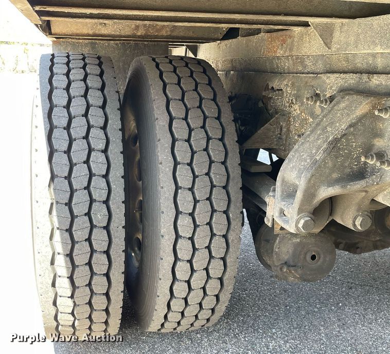 image for item LJ9629 2013 Peterbilt 337  box truck