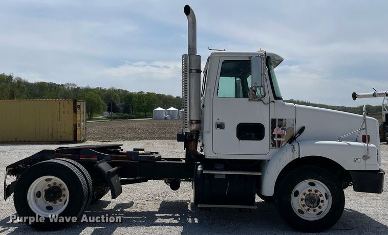 image for item LJ9636 1995 White GMC WG Series  semi truck