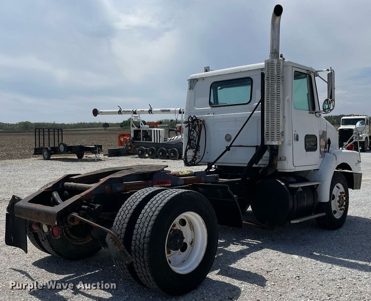 image for item LJ9636 1995 White GMC WG Series  semi truck