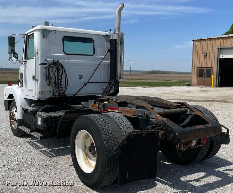 image for item LJ9636 1995 White GMC WG Series  semi truck