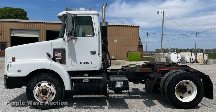 image for item LJ9636 1995 White GMC WG Series  semi truck