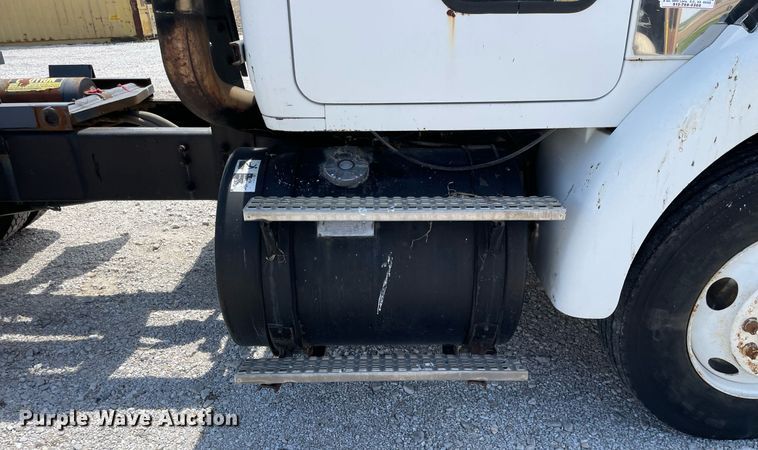 image for item LJ9636 1995 White GMC WG Series  semi truck