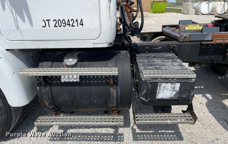 image for item LJ9636 1995 White GMC WG Series  semi truck