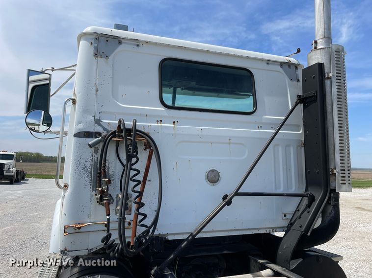 image for item LJ9636 1995 White GMC WG Series  semi truck