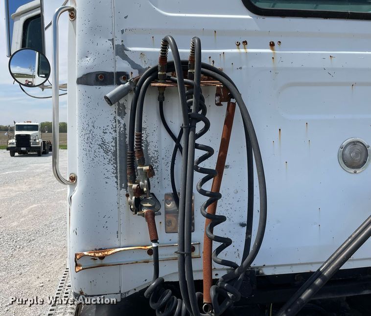 image for item LJ9636 1995 White GMC WG Series  semi truck