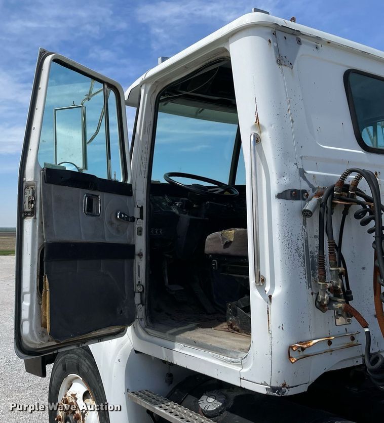 image for item LJ9636 1995 White GMC WG Series  semi truck