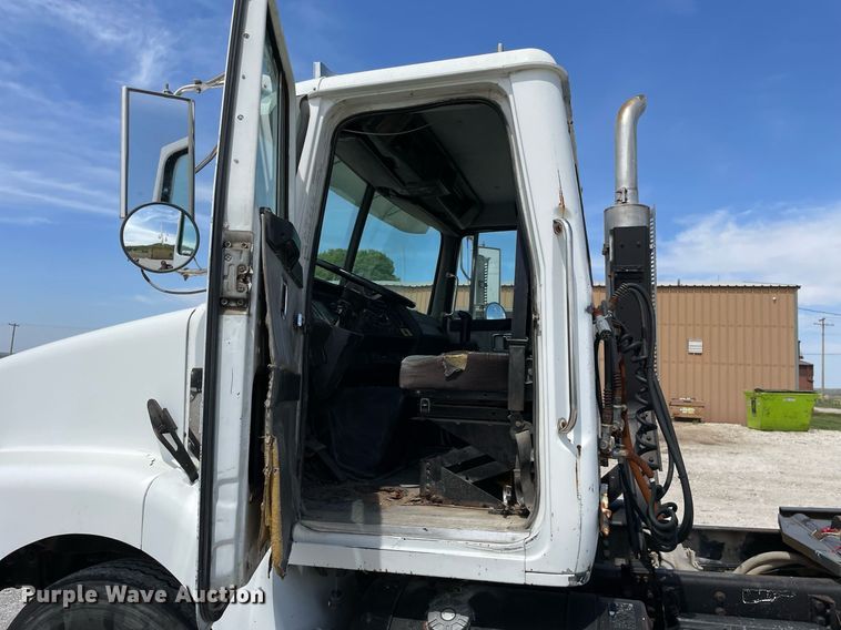 image for item LJ9636 1995 White GMC WG Series  semi truck