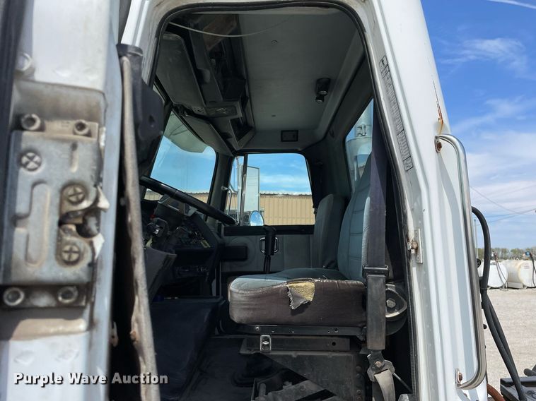 image for item LJ9636 1995 White GMC WG Series  semi truck