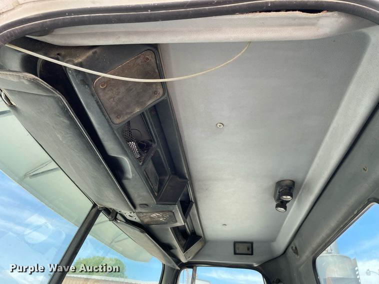 image for item LJ9636 1995 White GMC WG Series  semi truck