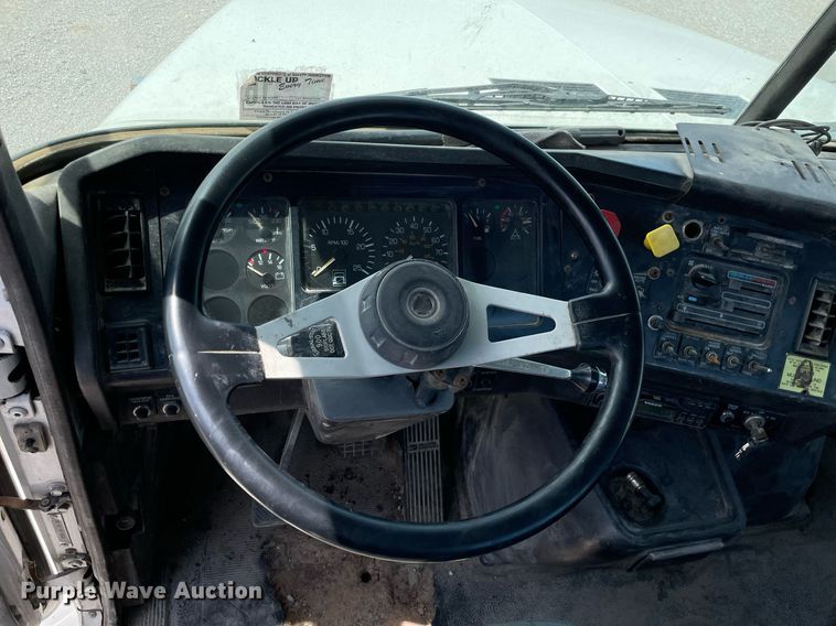 image for item LJ9636 1995 White GMC WG Series  semi truck