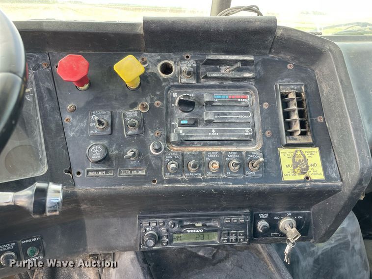 image for item LJ9636 1995 White GMC WG Series  semi truck