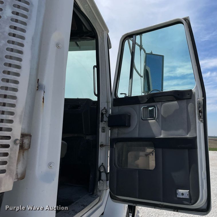 image for item LJ9636 1995 White GMC WG Series  semi truck