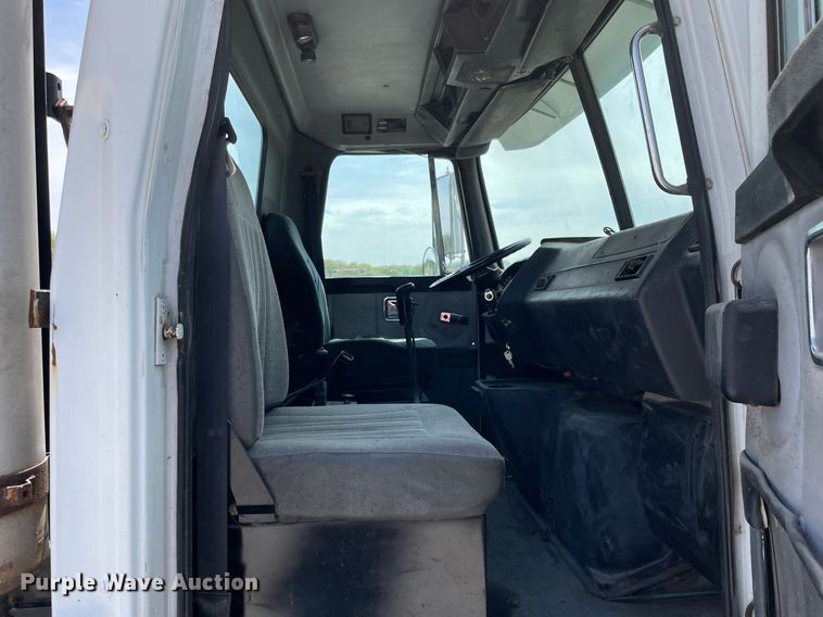 image for item LJ9636 1995 White GMC WG Series  semi truck