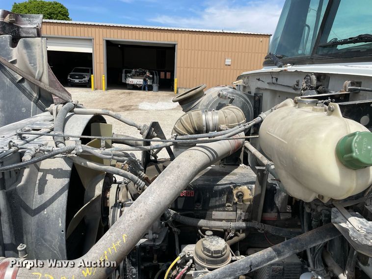 image for item LJ9636 1995 White GMC WG Series  semi truck