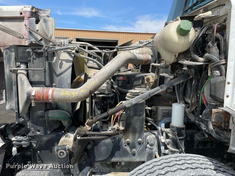 image for item LJ9636 1995 White GMC WG Series  semi truck