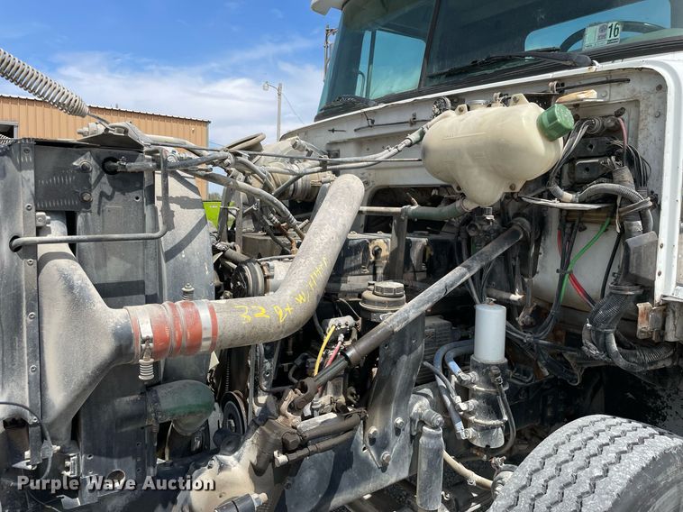 image for item LJ9636 1995 White GMC WG Series  semi truck