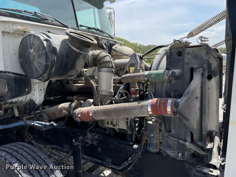 image for item LJ9636 1995 White GMC WG Series  semi truck