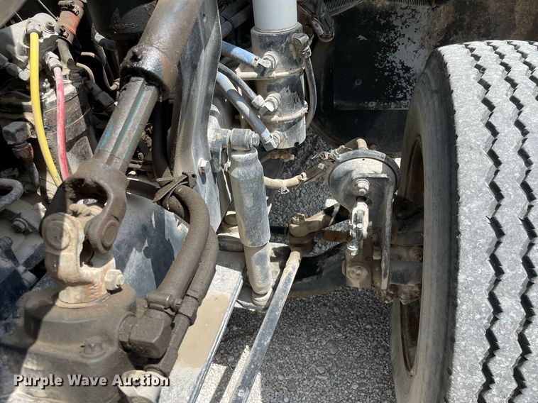 image for item LJ9636 1995 White GMC WG Series  semi truck