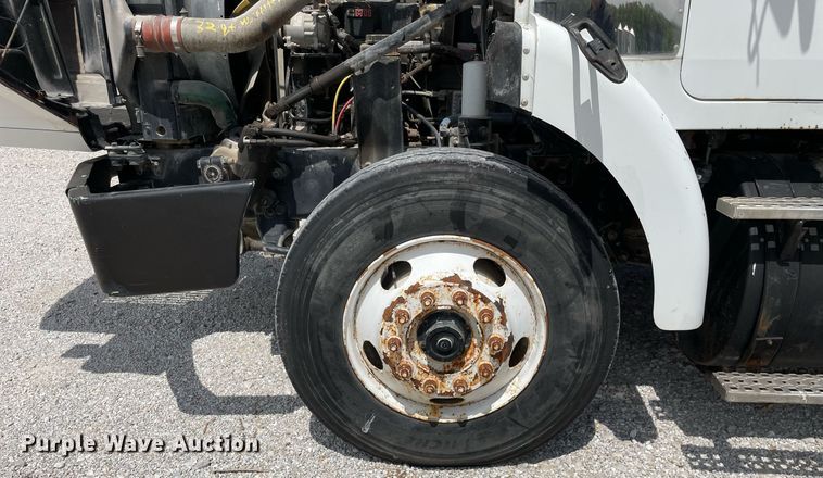 image for item LJ9636 1995 White GMC WG Series  semi truck