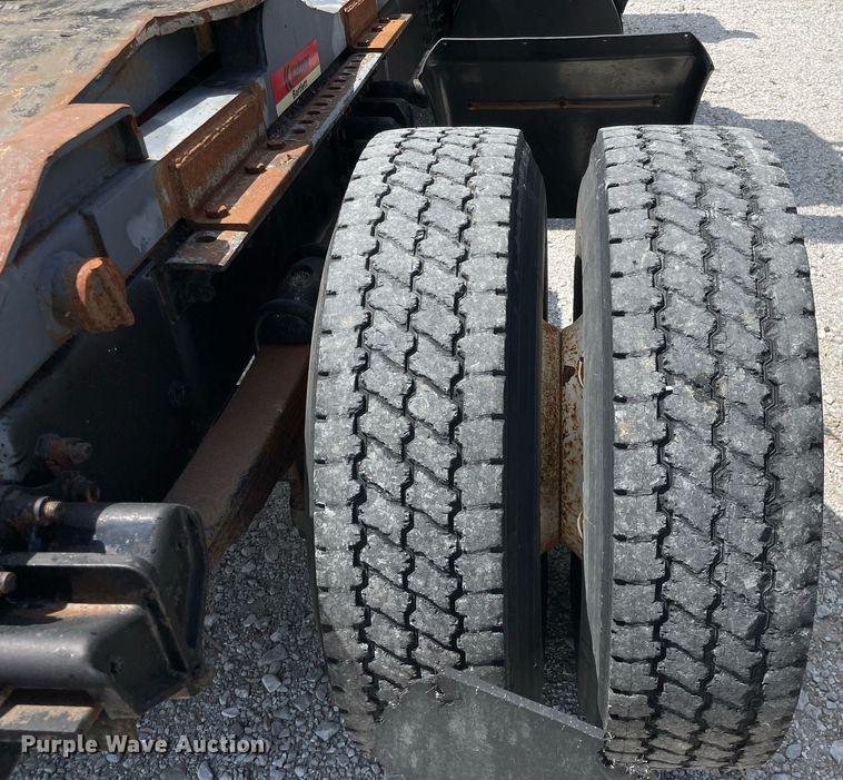 image for item LJ9636 1995 White GMC WG Series  semi truck