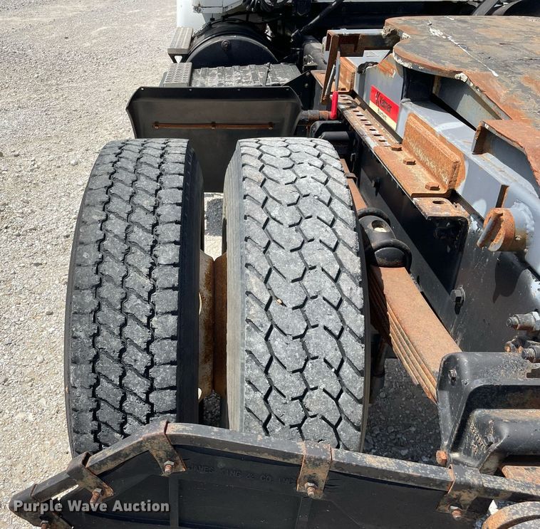 image for item LJ9636 1995 White GMC WG Series  semi truck