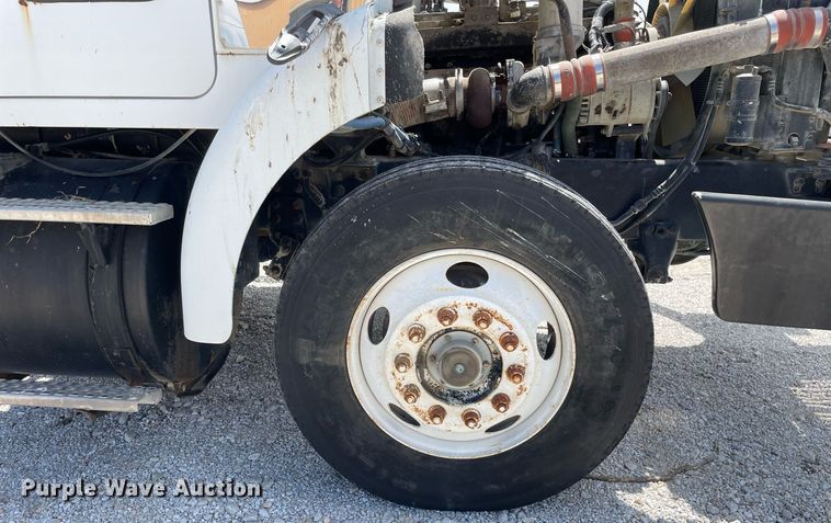 image for item LJ9636 1995 White GMC WG Series  semi truck