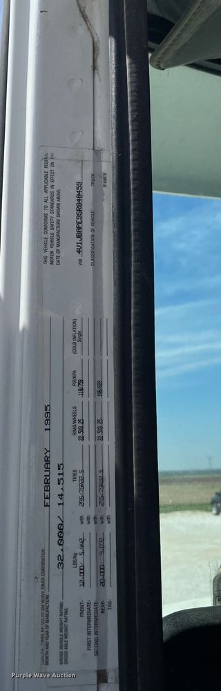 image for item LJ9636 1995 White GMC WG Series  semi truck