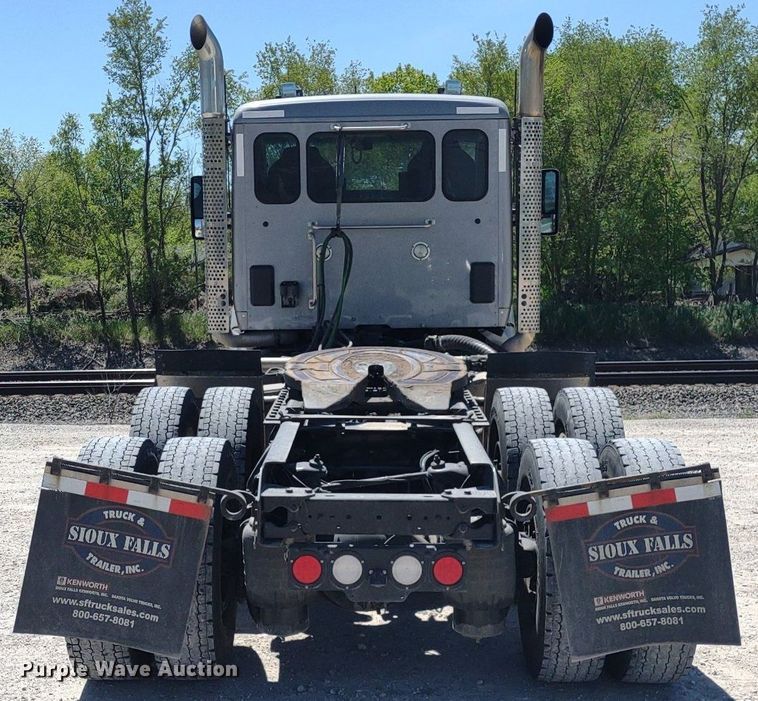 image for item LL9112 2018 Kenworth T880  semi truck