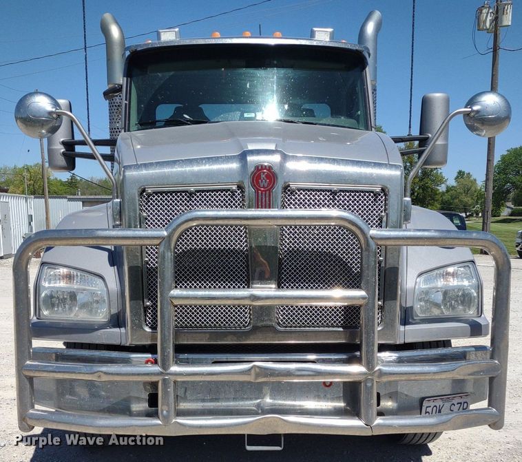 image for item LL9112 2018 Kenworth T880  semi truck