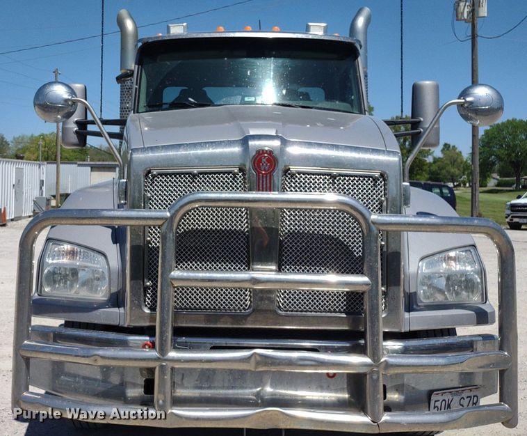 image for item LL9112 2018 Kenworth T880  semi truck