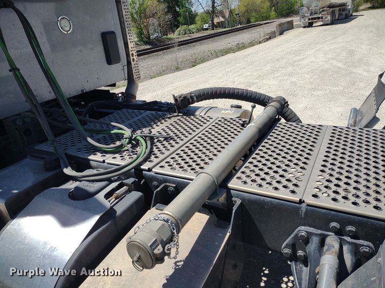 image for item LL9112 2018 Kenworth T880  semi truck