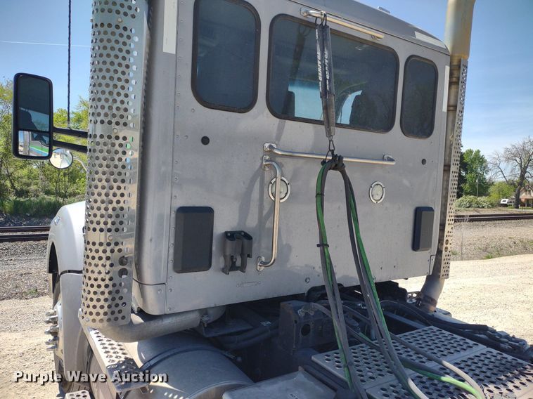 image for item LL9112 2018 Kenworth T880  semi truck