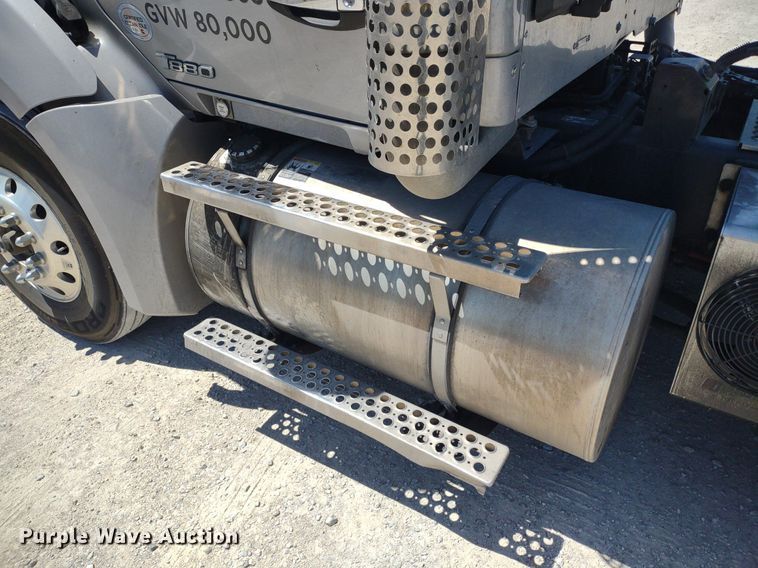 image for item LL9112 2018 Kenworth T880  semi truck