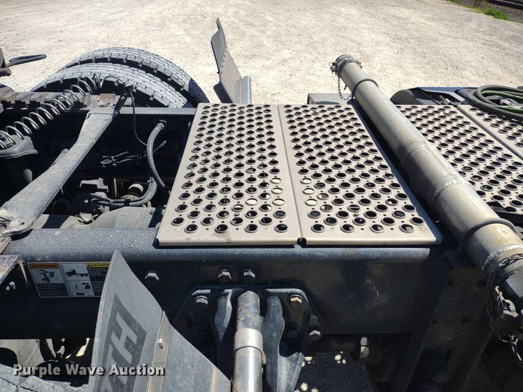 image for item LL9112 2018 Kenworth T880  semi truck