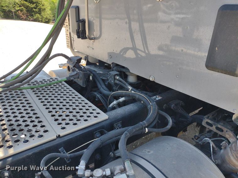 image for item LL9112 2018 Kenworth T880  semi truck