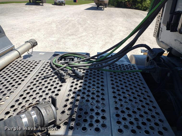 image for item LL9112 2018 Kenworth T880  semi truck