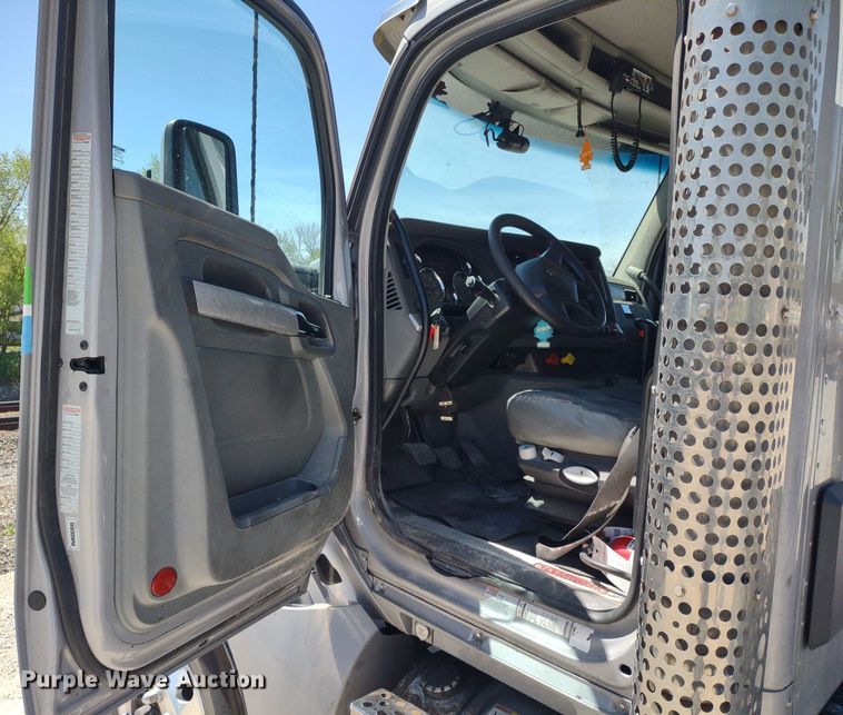 image for item LL9112 2018 Kenworth T880  semi truck