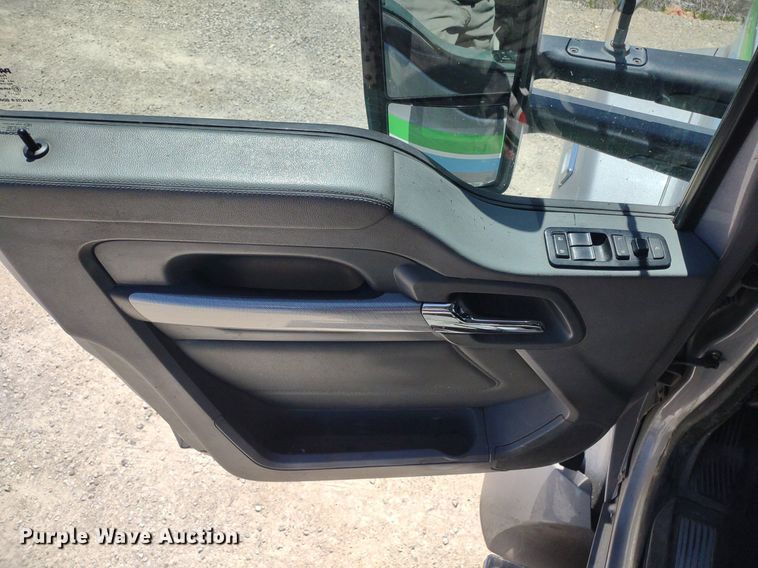 image for item LL9112 2018 Kenworth T880  semi truck