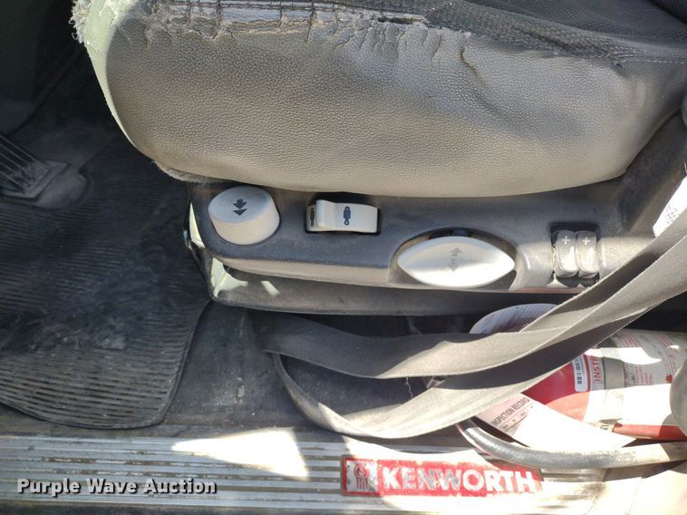 image for item LL9112 2018 Kenworth T880  semi truck