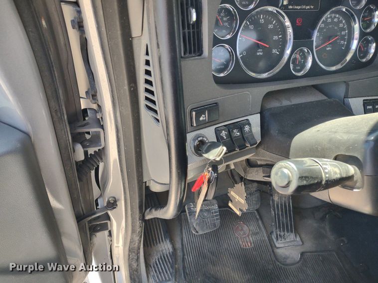 image for item LL9112 2018 Kenworth T880  semi truck