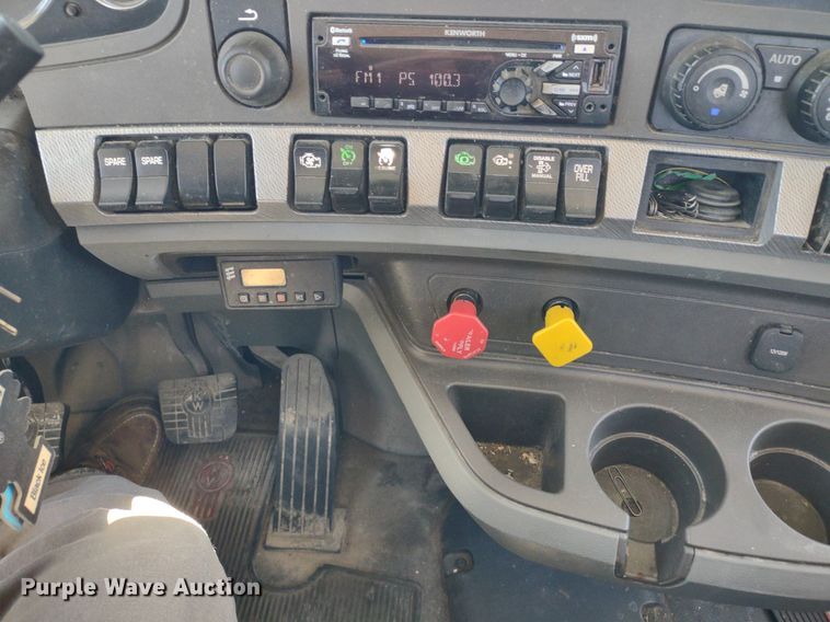 image for item LL9112 2018 Kenworth T880  semi truck