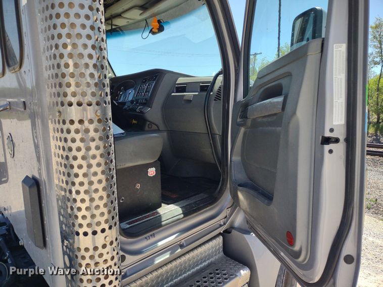 image for item LL9112 2018 Kenworth T880  semi truck