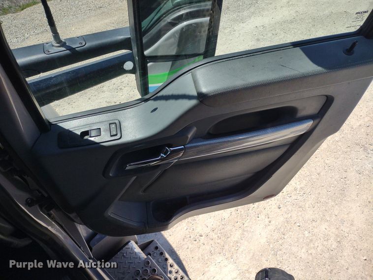 image for item LL9112 2018 Kenworth T880  semi truck