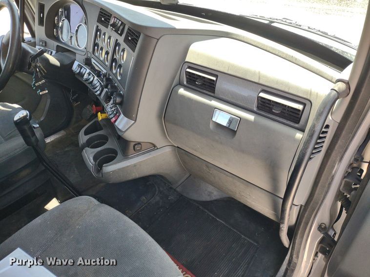 image for item LL9112 2018 Kenworth T880  semi truck