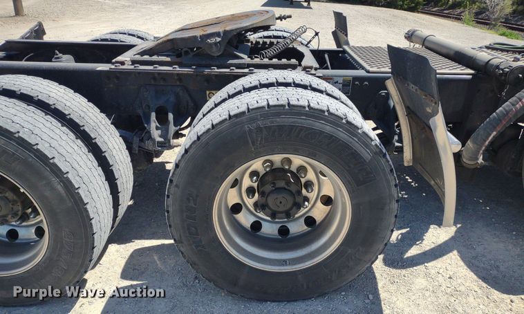 image for item LL9112 2018 Kenworth T880  semi truck