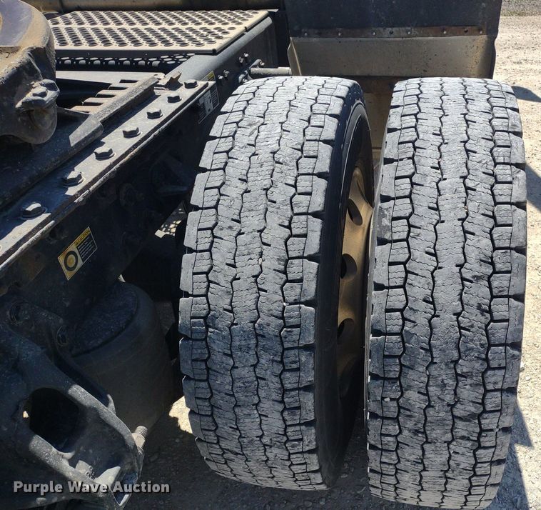 image for item LL9112 2018 Kenworth T880  semi truck