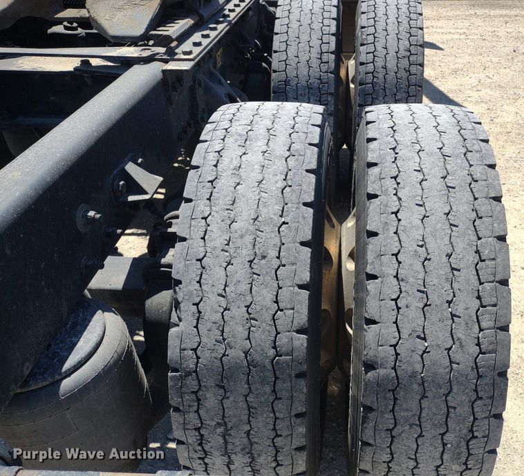 image for item LL9112 2018 Kenworth T880  semi truck