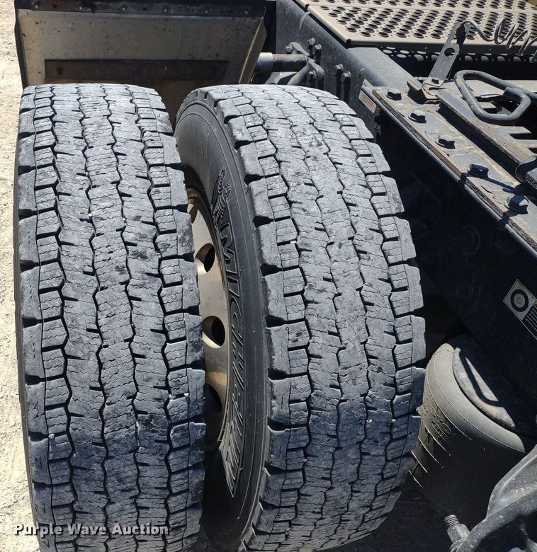 image for item LL9112 2018 Kenworth T880  semi truck