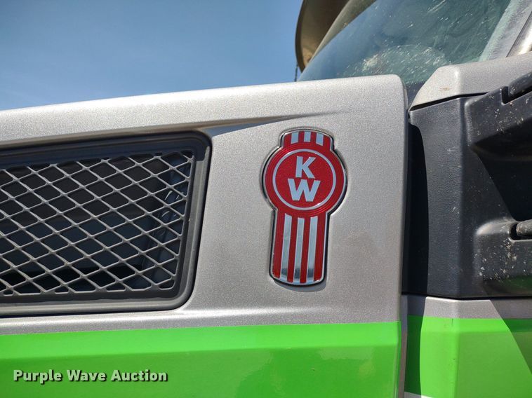 image for item LL9112 2018 Kenworth T880  semi truck