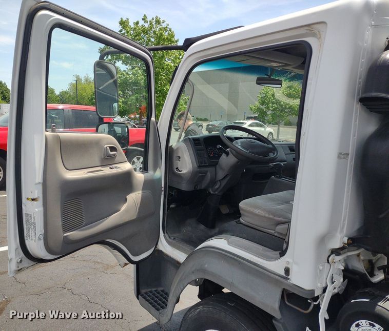 image for item LL9125 2006 Ford LCF  box truck